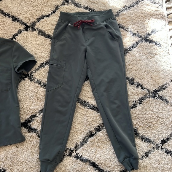 Green/gray “bonsi” colored scrub set - Picture 3 of 3